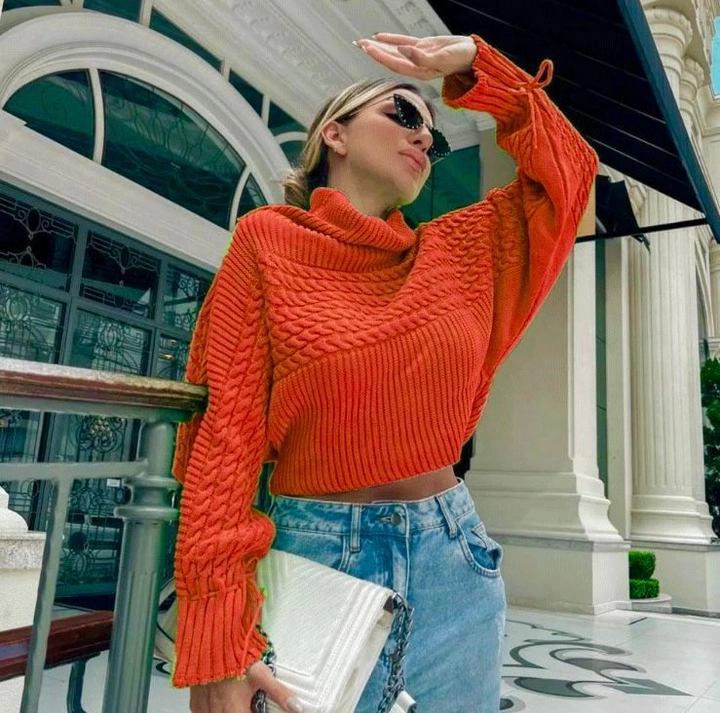 Bir model, MyBee toptan giyim markasının 39401 - Sweater - Orange toptan Kazak ürününü sergiliyor.