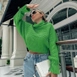 Bir model,  toptan giyim markasının 39403-sweater-green toptan  ürününü sergiliyor.