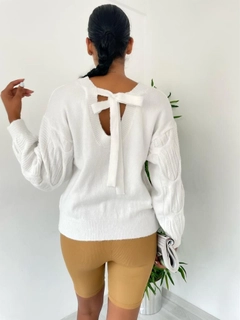 A wholesale clothing model wears 39414 - Sweater - White, Turkish wholesale Sweater of MyBee
