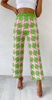Bir model,  toptan giyim markasının 39439-knitwear-pants-light-green toptan  ürününü sergiliyor.