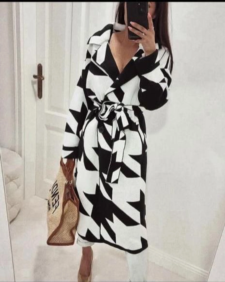 Een kledingmodel uit de groothandel draagt 39445 - Cardigan - Black And White, Turkse groothandel Vest van MyBee