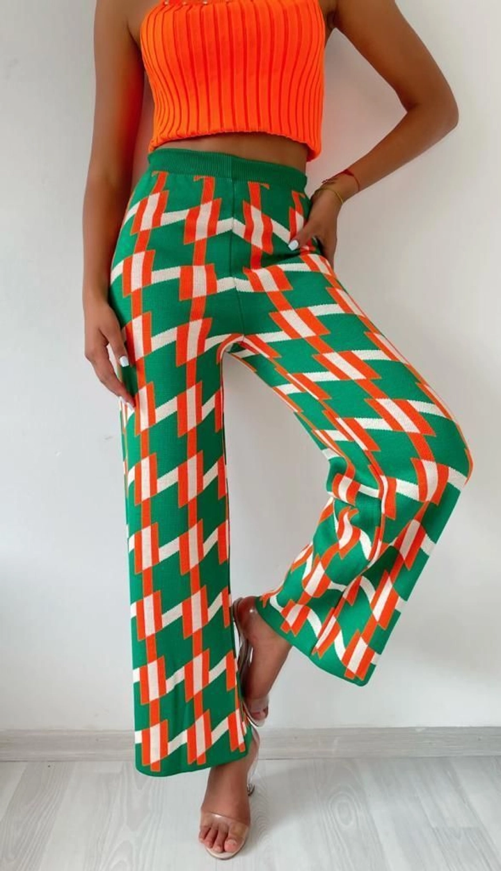 Bir model, MyBee toptan giyim markasının 39440 - Knitwear Pants - Dark Green toptan Pantolon ürününü sergiliyor.