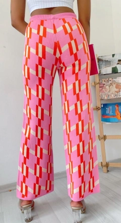 Una modella di abbigliamento all'ingrosso indossa 39442 - Pants - Pink, vendita all'ingrosso turca di Pantaloni di MyBee