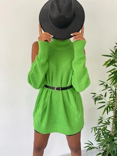 Bir model, MyBee toptan giyim markasının 39453 - Sweater - Green toptan Kazak ürününü sergiliyor.