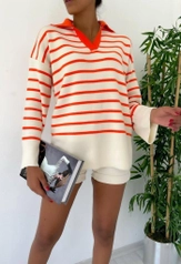 A model wears 39475 - Sweater - Bone, wholesale undefined of MyBee to display at Lonca