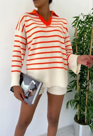 A model wears 39475 - Sweater - Bone, wholesale Sweater of MyBee to display at Lonca