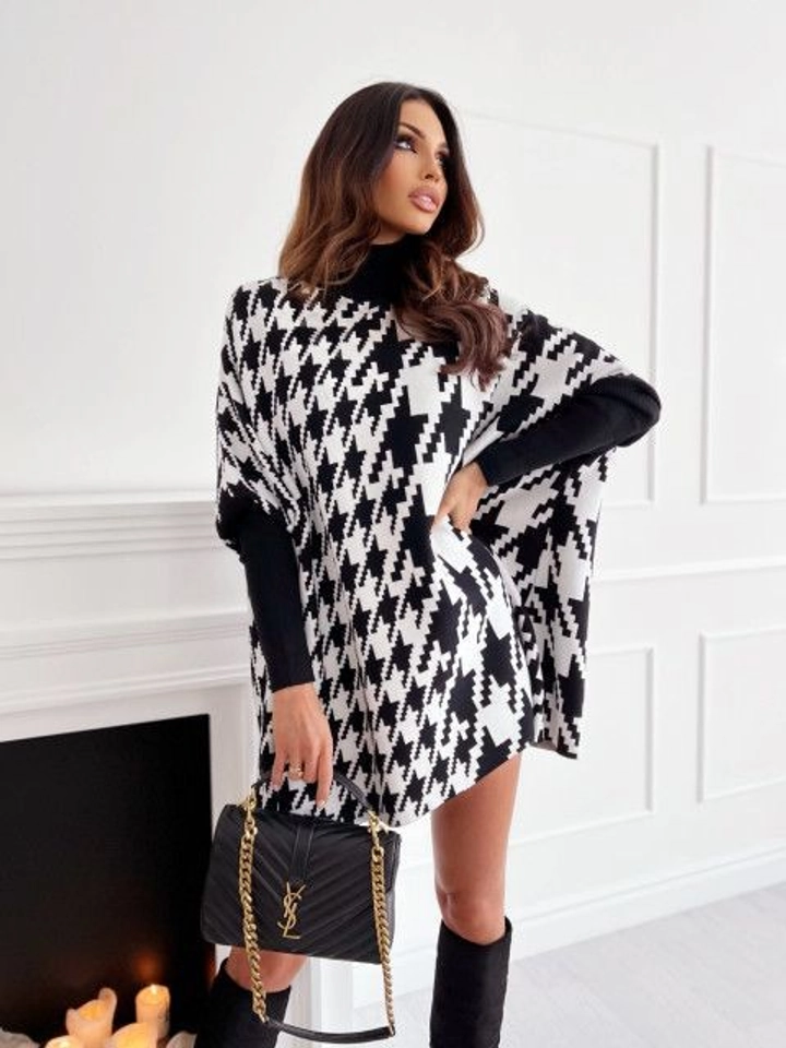 A wholesale clothing model wears 39490 - Poncho - White And Black, Turkish wholesale Poncho of MyBee