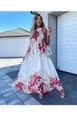 Bir model,  toptan giyim markasının 47386-satin-pleat-dress-white toptan  ürününü sergiliyor.
