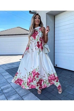 Ein Bekleidungsmodell aus dem Großhandel trägt 47386 - Satin Pleat Dress - White, türkischer Großhandel Kleid von MyBee