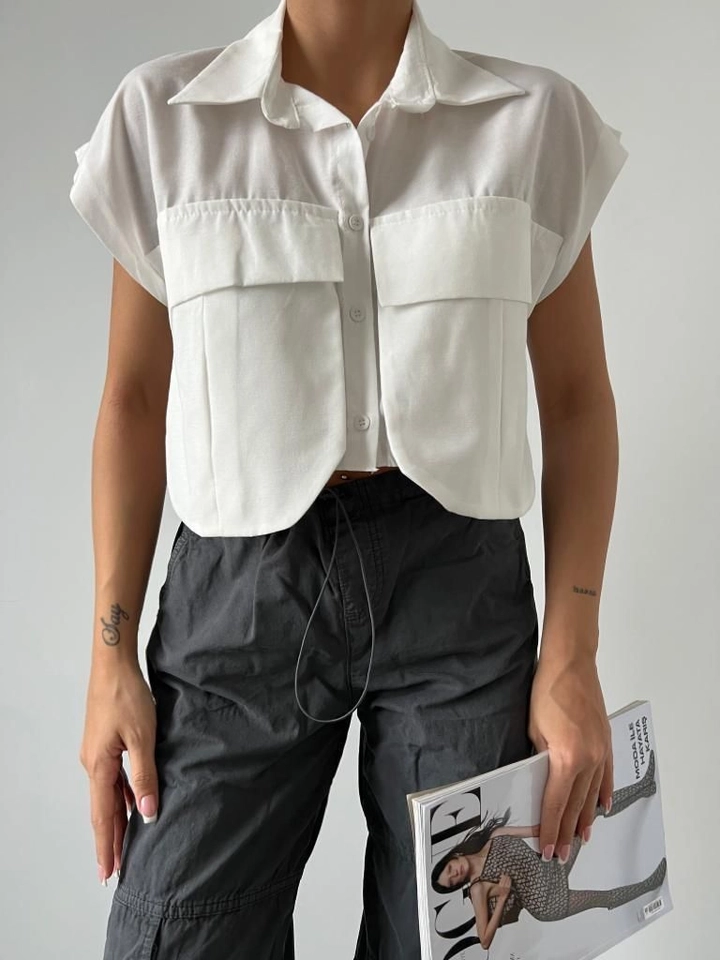 Una modella di abbigliamento all'ingrosso indossa 47820 - Pocket Detailed Shirt - White, vendita all'ingrosso turca di Camicia di MyBee