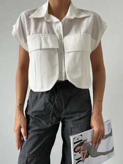 Bir model, MyBee toptan giyim markasının 47820 - Pocket Detailed Shirt - White toptan Gömlek ürününü sergiliyor.