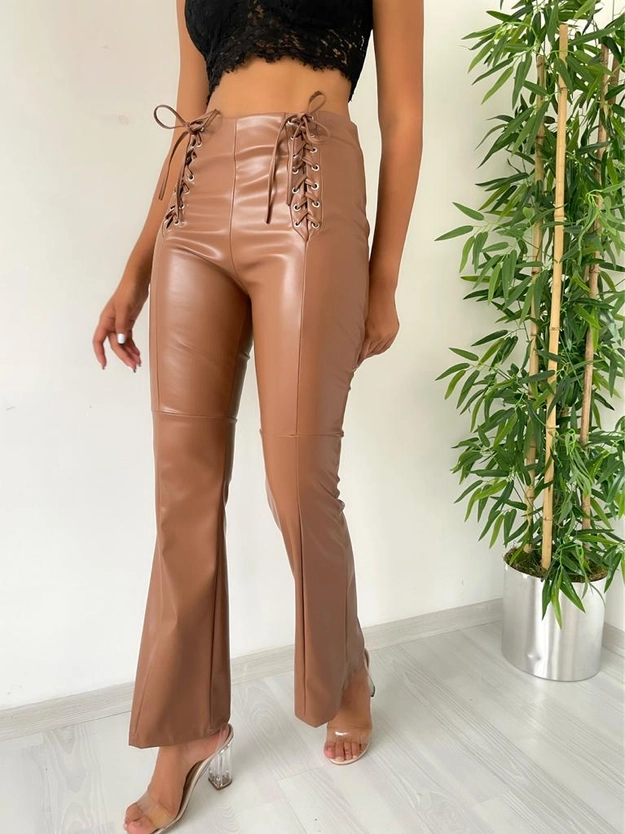 A model wears 42490 - LEATHER PANTS, wholesale Pants of MyBee to display at Lonca