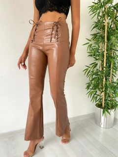 Una modella di abbigliamento all'ingrosso indossa 42490 - LEATHER PANTS, vendita all'ingrosso turca di Pantaloni di MyBee