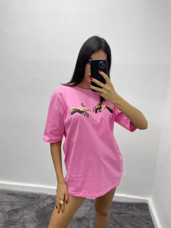 Um modelo de roupas no atacado usa MYB10148 - T-shirt Hand Butterfly - Pink, atacado turco Camiseta de MyBee