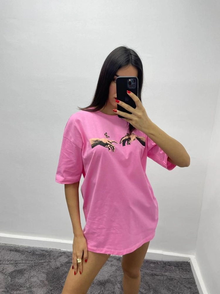 A model wears MYB10148 - T-shirt Hand Butterfly - Pink, wholesale Tshirt of MyBee to display at Lonca