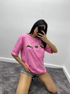 Bir model, MyBee toptan giyim markasının MYB10148 - T-shirt Hand Butterfly - Pink toptan Tişört ürününü sergiliyor.