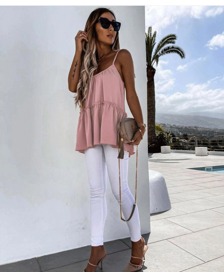 Ein Bekleidungsmodell aus dem Großhandel trägt MYB10152 - Strap Blouse - Pink, türkischer Großhandel Bluse von MyBee