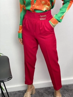 Bir model, MyBee toptan giyim markasının MYB10164 - Zara Model Pants - Red toptan Pantolon ürününü sergiliyor.