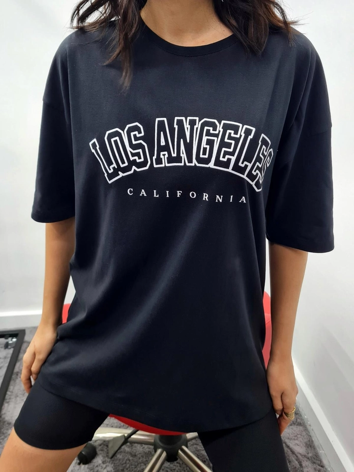 Een kledingmodel uit de groothandel draagt MYB10180 - T-Shirt Los Angeles - Black, Turkse groothandel T-shirt van MyBee