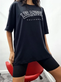 Um modelo de roupas no atacado usa MYB10180 - T-Shirt Los Angeles - Black, atacado turco Camiseta de MyBee