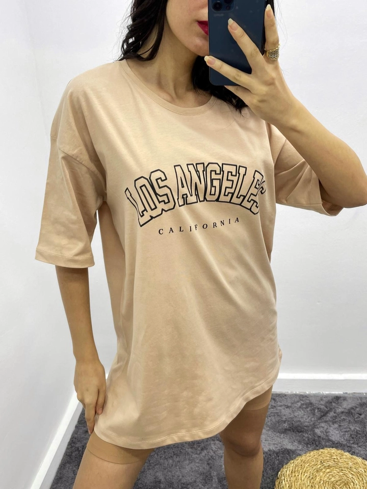 A wholesale clothing model wears MYB10182 - T-Shirt Los Angeles - Beige, Turkish wholesale Tshirt of MyBee