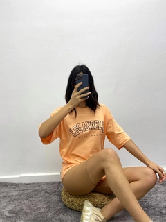 A wholesale clothing model wears MYB10183 - T-shirt Los Angeles - Orange, Turkish wholesale Tshirt of MyBee