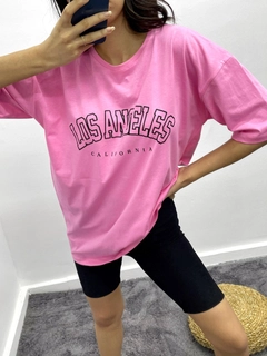 A wholesale clothing model wears MYB10184 - T-Shirt Los Angeles - Pink, Turkish wholesale Tshirt of MyBee