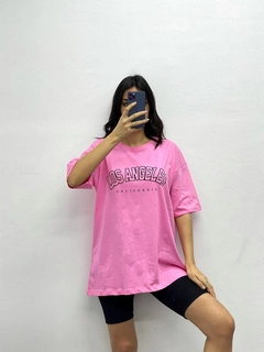 A wholesale clothing model wears MYB10184 - T-Shirt Los Angeles - Pink, Turkish wholesale Tshirt of MyBee