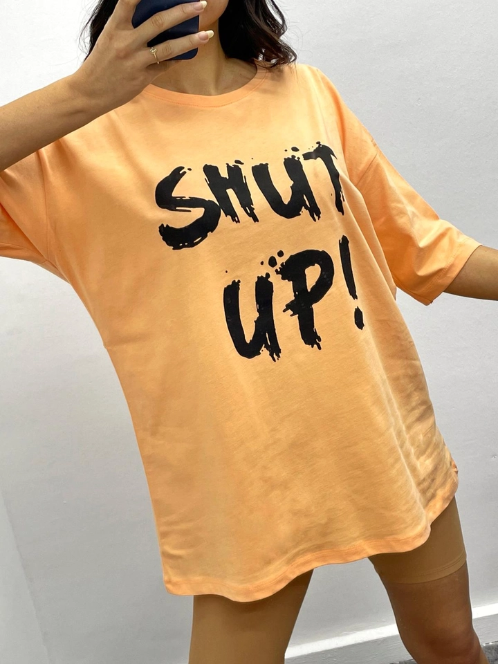Bir model, MyBee toptan giyim markasının MYB10187 - T-Shirt Shut Up - Orange toptan Tişört ürününü sergiliyor.