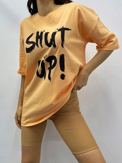 Ένα μοντέλο χονδρικής πώλησης ρούχων φοράει MYB10187 - T-Shirt Shut Up - Orange, τούρκικο T-shirt χονδρικής πώλησης από MyBee