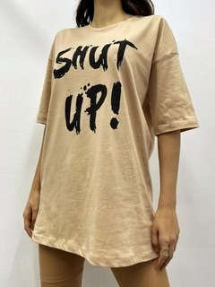 Ένα μοντέλο χονδρικής πώλησης ρούχων φοράει MYB10188 - T-Shirt Shut Up - Beige, τούρκικο T-shirt χονδρικής πώλησης από MyBee