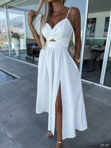 Bir model, MyBee toptan giyim markasının  Askılı Elbise - Beyaz
 toptan Elbise ürününü sergiliyor.