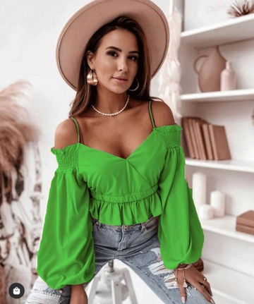 A wholesale clothing model wears  Strap Blouse - Green
, Turkish wholesale Blouse of MyBee