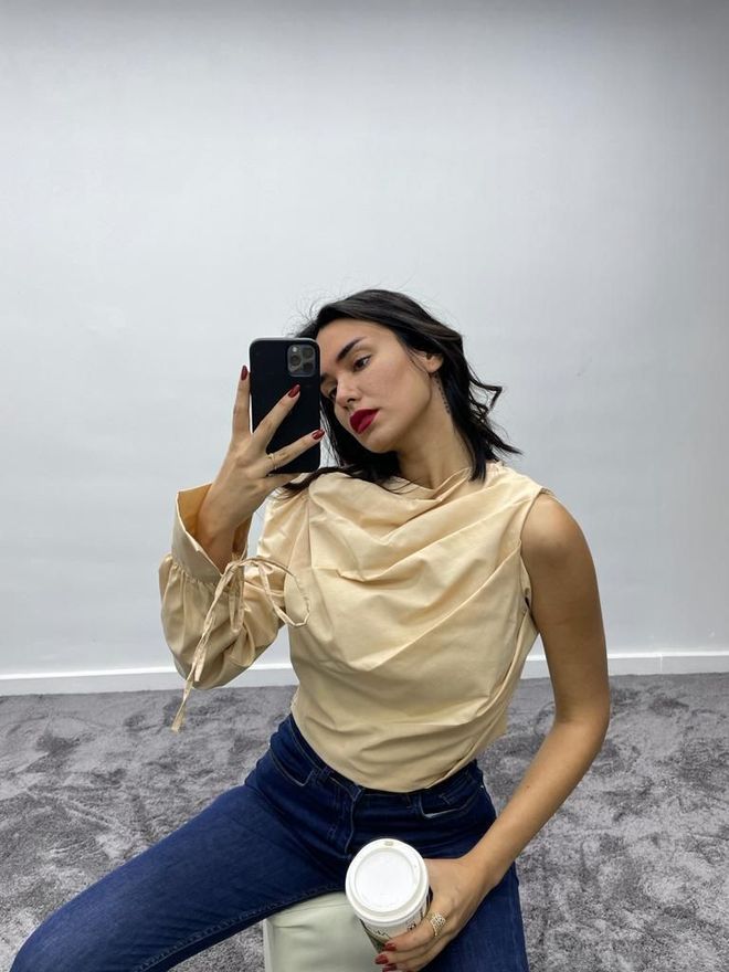 MyBee Camicetta dettagliata con una manica Beige Abbigliamento all'ingrosso Casuale