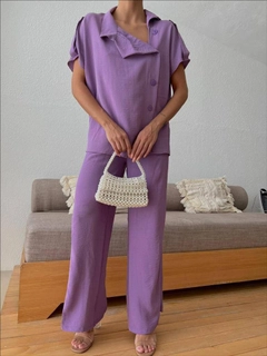 Bir model, MyBee toptan giyim markasının MYB10203 - Aerobin 2 Piece Suit - Lilac toptan Takım ürününü sergiliyor.