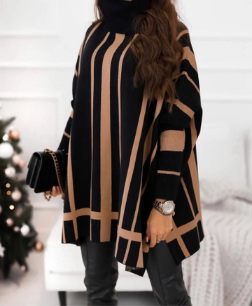 Ein Bekleidungsmodell aus dem Großhandel trägt  Strick-Poncho-Pullover – Schwarz
, türkischer Großhandel Poncho von MyBee