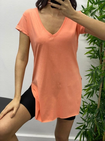 A wholesale clothing model wears  Long Slit T-Shirt - Orange
, Turkish wholesale Tshirt of MyBee