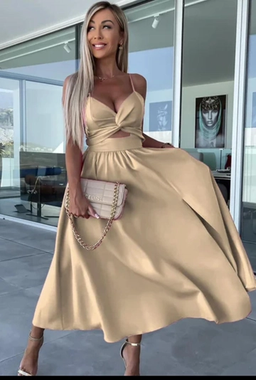 Una modella di abbigliamento all'ingrosso indossa  Abito con spalline - Beige
, vendita all'ingrosso turca di Vestito di MyBee