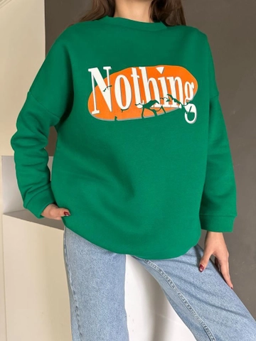 Bir model, MyDükkan toptan giyim markasının  Nothing Baskili Sweat
 toptan Sweatshirt ürününü sergiliyor.