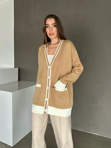 Ένα μοντέλο χονδρικής πώλησης ρούχων φοράει  Τσάντα Πλεκτό Ζακέτα
, τούρκικο Ζακέτα χονδρικής πώλησης από MyDükkan