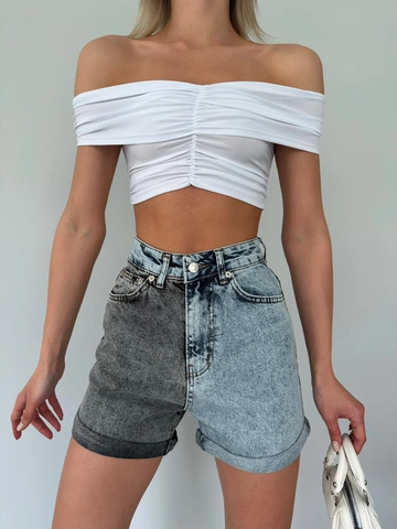 Bir model, MyDükkan toptan giyim markasının  Çift Yikama Double Paça Şort
 toptan Kot Şort ürününü sergiliyor.