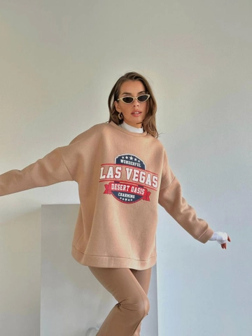 Bir model, MyDükkan toptan giyim markasının  Las Vegas Sweat
 toptan Sweatshirt ürününü sergiliyor.