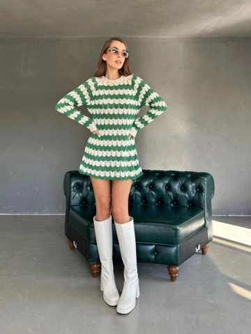 Bir model, MyDükkan toptan giyim markasının  Merserize Dalgalı Triko Tunik
 toptan Tunik ürününü sergiliyor.