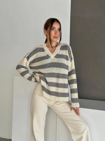 A wholesale clothing model wears  Mercerized V-Neck Knitwear
, Turkish wholesale Sweater of MyDükkan