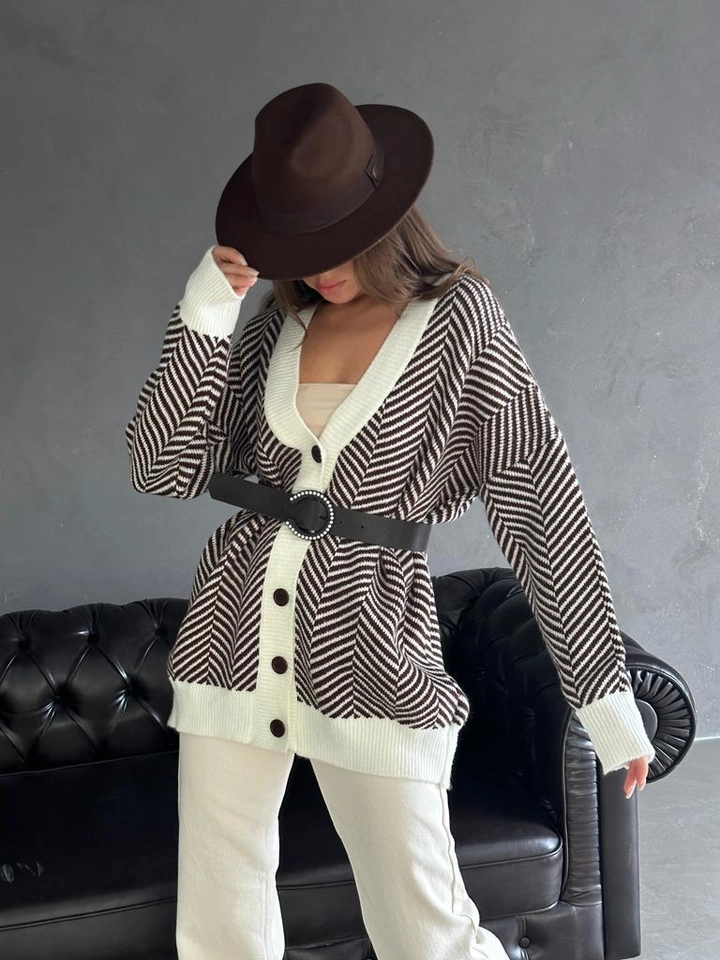 A wholesale clothing model wears myd10027-zigzag-knitwear-cardigan, Turkish wholesale Cardigan of MyDükkan
