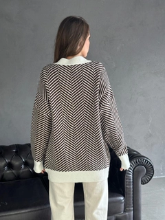 A wholesale clothing model wears myd10027-zigzag-knitwear-cardigan, Turkish wholesale Cardigan of MyDükkan