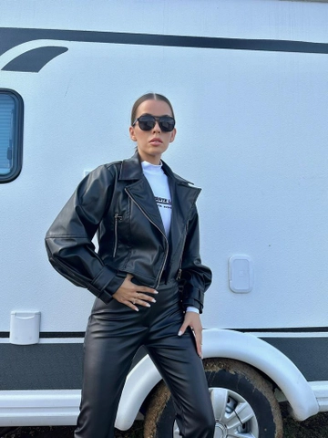 A wholesale clothing model wears  Cross Zipper Leather Coat
, Turkish wholesale Jacket of MyDükkan
