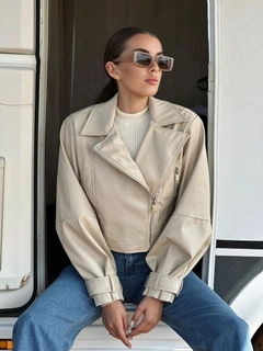 A wholesale clothing model wears myd10031-cross-zipper-leather-coat, Turkish wholesale Jacket of MyDükkan