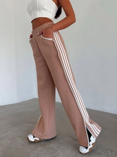 A wholesale clothing model wears myd10036-stripe-detail-tracksuit, Turkish wholesale Sweatpants of MyDükkan