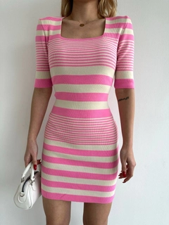 Bir model, MyDükkan toptan giyim markasının myd10060-striped-square-collar-knitwear-dress toptan Elbise ürününü sergiliyor.